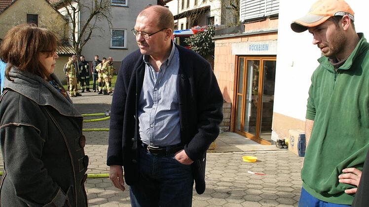 Diakon Bernhard Trunk (Mitte) bietet Familie Schneider Hilfe als Notfallseelsorger an. Foto: Sabine Weinbeer