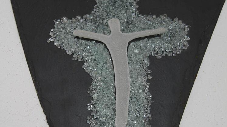 Eine schöne Idee, ebenfalls von Wilfried Radtke: Aus einer alten Schiefer hat er mit Glas ein Kreuz für die Leichenhalle gefertigt. Foto: Sonja Adam