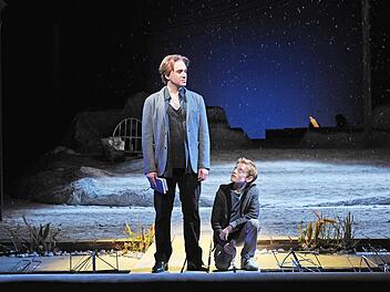 In nordischer Schneelandschaft lässt Musik die Menschen erkennen, zum Schluss das hellsichtige Kind (Lukas van Rensburg) und den Abschied nehmenden Dirigenten Daniel Daréus.  Foto: Andrea Kremper