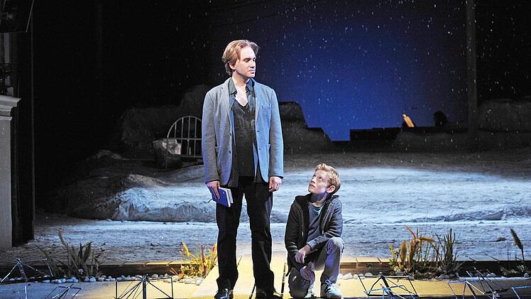In nordischer Schneelandschaft lässt Musik die Menschen erkennen, zum Schluss das hellsichtige Kind (Lukas van Rensburg) und den Abschied nehmenden Dirigenten Daniel Daréus.  Foto: Andrea Kremper