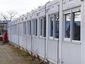 Die Sanierungsarbeiten am Schulzentrum (im Hintergrund) erforderten den Einsatz von Klassenzimmer-Containern. Die sollen bald verschwinden. Foto: Marco Meißner