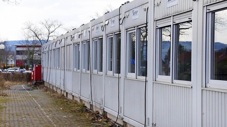 Die Sanierungsarbeiten am Schulzentrum (im Hintergrund) erforderten den Einsatz von Klassenzimmer-Containern. Die sollen bald verschwinden. Foto: Marco Meißner