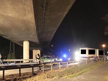 Ein Fußgänger wurde am Freitagmorgen auf der B289 von einem Lkw erfasst.  Foto: Jürgen Gärtner
