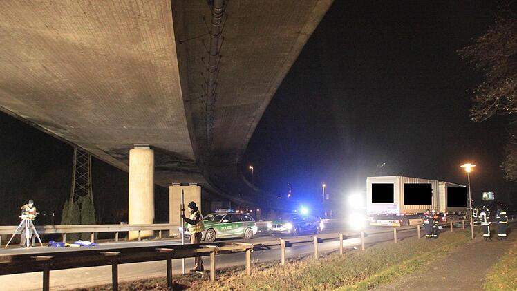 Ein Fußgänger wurde am Freitagmorgen auf der B289 von einem Lkw erfasst.  Foto: Jürgen Gärtner