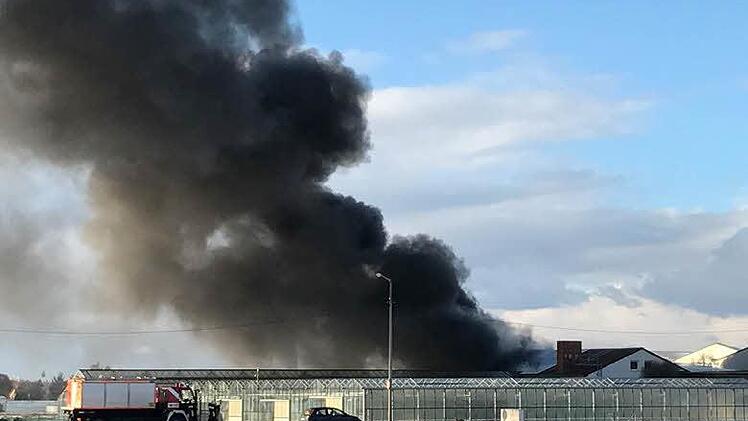 In Nürnberg hat am Donnerstag eine Lagerhalle gebrannt. Die Kripo hält einen technischen Defekt als Brandursache wahrscheinlich. Fotos: News5/Grundmann