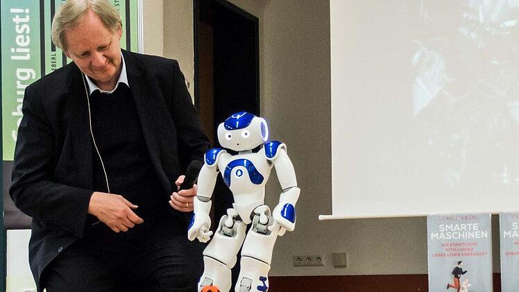 Begegnung Wie sich das Literaturfestival "Coburg liest" auf ungewohntes Terrain begibt und der Wissenschaftsjournalist Ulrich Eberl einlädt zur Reise in eine Welt voller smarter Maschinen.