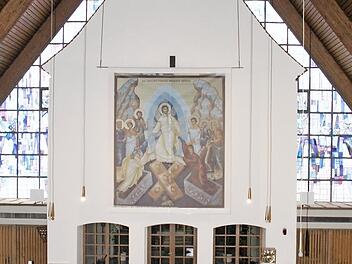 Die Auferstehung auf 20 Quadratmetern ziert derzeit die Ägidius-Kirche Kirchaich, was dem gesamten Kirchenraum eine andere Ausstrahlung verleiht. Foto: Sabine Weinbeer