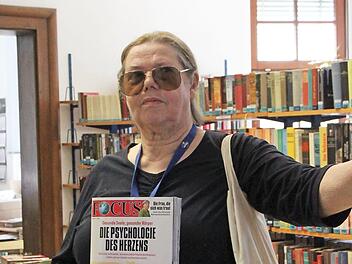 Eine "Vielleserin" in der Stadtbibliothek im Alten Rathaus. In Zukunft wird es erst einmal keine Zeitschriften mehr hier geben - weder zum Lesen noch zum Ausleihen für zuhause. Foto: Ulrike Müller