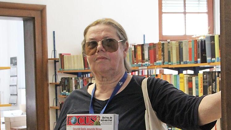 Eine "Vielleserin" in der Stadtbibliothek im Alten Rathaus. In Zukunft wird es erst einmal keine Zeitschriften mehr hier geben - weder zum Lesen noch zum Ausleihen für zuhause. Foto: Ulrike Müller