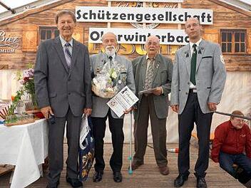 Andreas Frank, Friedrich Lettenmayer und Fritz Geyer (v. l.) sind Gründungsmitglieder der Schützengesellschaft. Foto: Holzberger