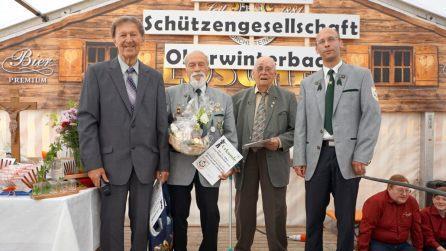Andreas Frank, Friedrich Lettenmayer und Fritz Geyer (v. l.) sind Gründungsmitglieder der Schützengesellschaft. Foto: Holzberger