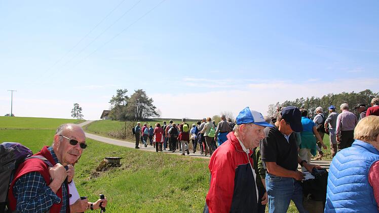 Zwischen 50 und 70 Wanderbegeisterte kommen bei der Mittwochswanderung zusammen. Mirjam Stumpf