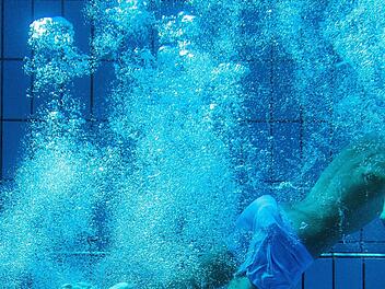 Ein Unbekannter brach ins Freibad Alzenau ein um seine Notdurft mitten im Schwimmbecken zu verrichten. Symbolfoto: Federico Gambarini/dpa