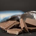 Von 25 getesteten Produkten wurden nur zwei mit "gut" bewertet. Vor allem bekannte Marken wie Milka und Lindt enttäuschten. Symbolfoto: Robert Günther/dpa