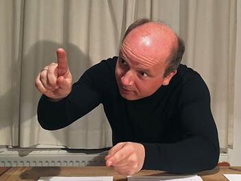 Gestenreicher Musikbeschwörer: Coburgs GMD Roland Kluttig dirigiert Dieter Schnebels "Nostalgie".Foto: Landestheater