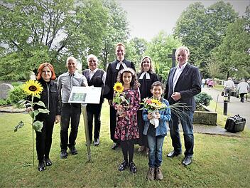 Im Bild (von links) die stv. Landrätin Christina Flauder, der Umweltbeauftragte für das Dekanat Kulmbach, Hans Ulrich Gruber, der Umweltbeauftragte für den Kreis Bayreuth, Albrecht Bischof, Danilo und Sinara Kammers mit den Kindern Lara und Carlos sowie Zweiter Bürgermeister Günther Stenglein.