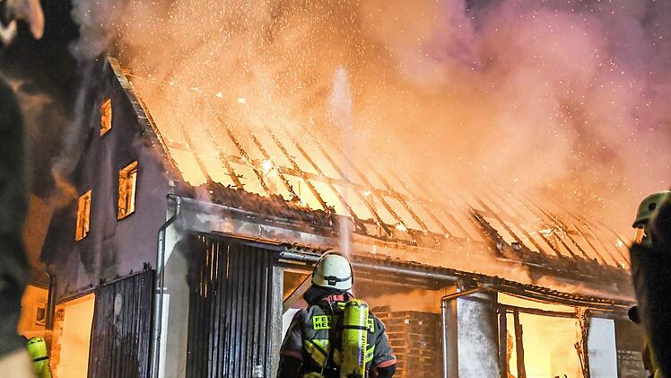 Die Hopfentrocknungsanlage steht in Vollbrand.