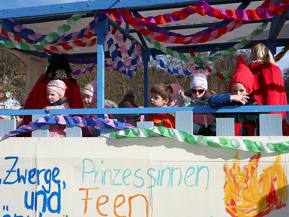 Buntes Faschingstreiben lockte tausende Besucher an.