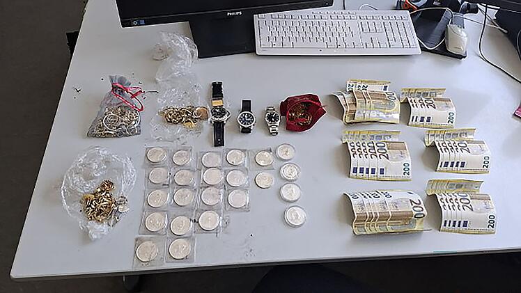 Silberm&uuml;nzen, Bargeld und Goldschmuck auf Spielplatz entdeckt