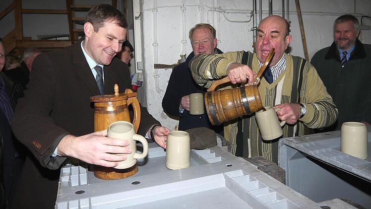 Der designierte Seßlacher Bürgermeisterkandidat Martin Mittag (links) und Heinz Winkelmann (rechts) führten die CSU-Kreistagsfraktion durch das Seßlacher Kommunbrauhaus.