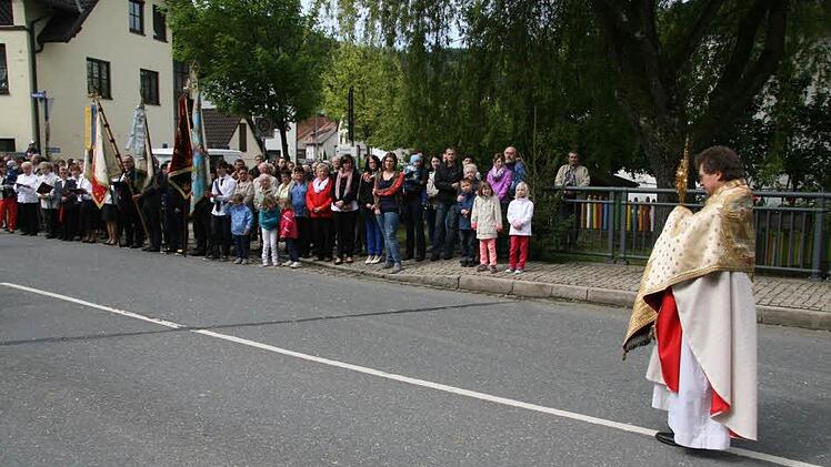 Pater Jan Poja trug das Allerheiligste.
