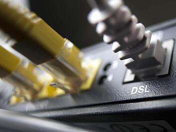 Ein Anschluss für ein DSL-Kabel aus dem Telefon-Festnetz an einem DSL-Router. In Oberthulba hoffen viele auf einen richtig schnellen Internet-Anschluss. Foto: Frank Rumpenhorst/dpa