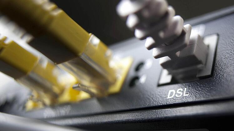Ein Anschluss für ein DSL-Kabel aus dem Telefon-Festnetz an einem DSL-Router. In Oberthulba hoffen viele auf einen richtig schnellen Internet-Anschluss. Foto: Frank Rumpenhorst/dpa