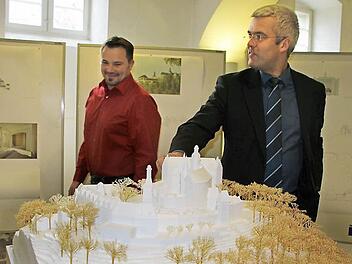 Sie halten den Planungsentwurf für schlüssig und sind zuversichtlich, dass ein Investor für das Burghotel gefunden wird: Bürgermeister Timo Ehrhardt (rechts) und der geschäftsleitende Beamte Frank Ziener. Foto: Veronika Schadeck