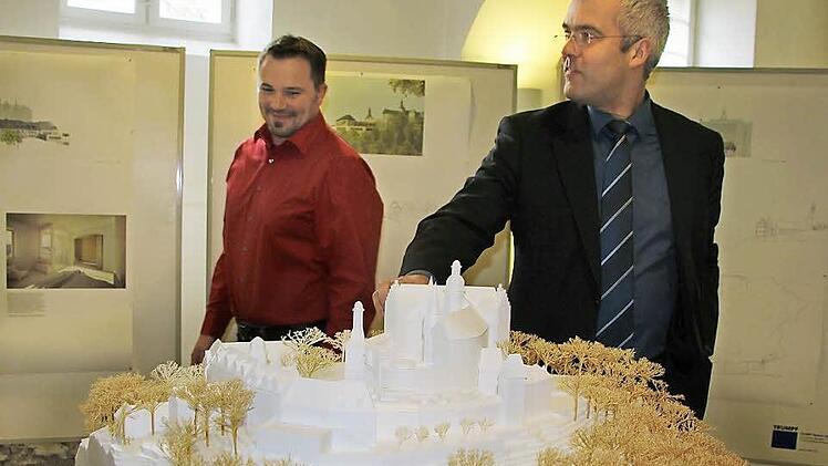 Sie halten den Planungsentwurf für schlüssig und sind zuversichtlich, dass ein Investor für das Burghotel gefunden wird: Bürgermeister Timo Ehrhardt (rechts) und der geschäftsleitende Beamte Frank Ziener. Foto: Veronika Schadeck
