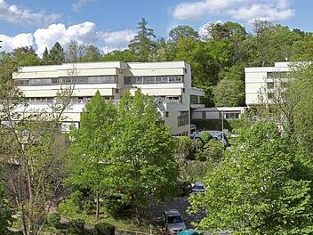 Das DSZ am Hofgarten: Der Großteil des linken Gebäudes soll stehen bleiben und durch einen Neubau ergänzt werden. Das Internat (rechts oben) wird derzeit noch genutzt. Foto: Volkmar Franke / www.hochbild-design.de