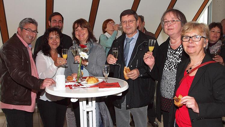 Zahlreiche Bürger fanden sich zum Stehempfang anlässlich des 40-jährigen Jubiläums des Kreis-Caritasverbandes im Pfarrzentrum St. Marien ein.  Foto: Alfred Thieret