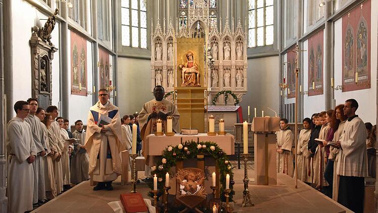 Zum Abschluss des Jubiläums "550 Jahre Ritterkapelle Haßfurt", das unter dem Motto "Ein Stück Himmel auf Erden" stand, feierte Pfarrer Stephan Eschenbacher zusammen mit Pfarrer Bonaventura einen Festgottesdienst in der Wallfahrtskirche "Heilige Jungfrau Maria". Unser Bild entstand während des Festgottesdienstes in der Ritterkapelle.  Foto: Ulrike Langer