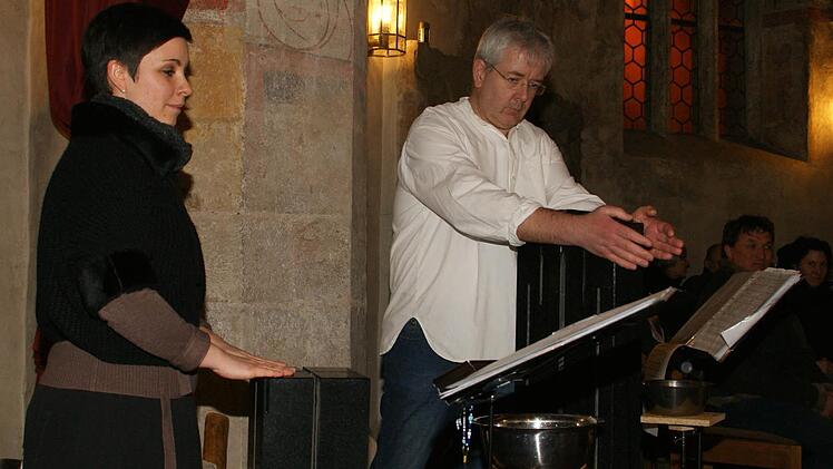 Sonja Wißmüller und Michael Scholl gestalteten mit Angelika Eirich (nicht im Bild) ein Klangstein-Konzert in der Eltmanner Sakramentskapelle.  Foto: Sabine Weinbeer