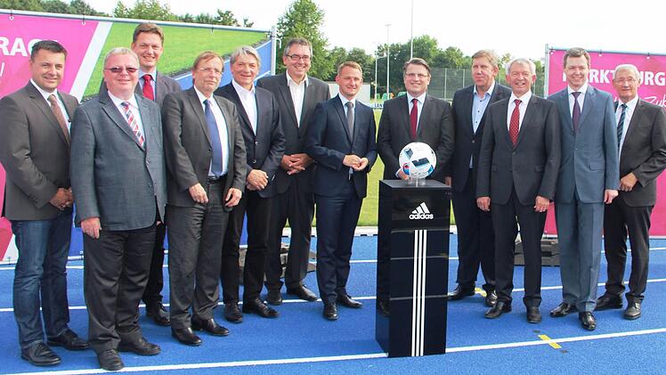 Die VIPs, von links: Peter Pfohlmann (2. Bürgermeister), Clemens Lückemann (Präsident des Oberlandesgerichtes Bamberg), Andreas Götschel (Regierung von Oberfranken), Dr. Rainer Koch (1. DFB-Vizepräsident), Heinrich Rudrof (MdL), Peter Küspert (Präsident des Bayerischen Verfassungsgerichtshofes), Johannes Maciejonczyk (Bürgermeister), Prof. Dr. Winfried Bausback (Bayerischer Justizminister), Andreas Schwarz (MdB), Johann Kalb (Landrat), Thomas Silberhorn (MdB und Parlamentarischer Staatssekret...