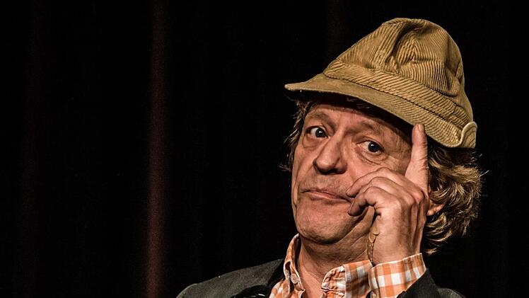 Wie der Kabarettist Frank-Markus Barwasser im ausverkauften Kongresshaus die Bühne zur Kanzel werden lässt.