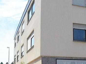 Dieses Gebäude an der Kaiser-Karl-Straße in Rothenkirchen wird abgerissen (v. l.): Kämmerer Heinrich Grebner, Bauamtsleiter Andreas Schorn, Bürgermeister Hans Pietz. Foto: K.-H. Hofmann