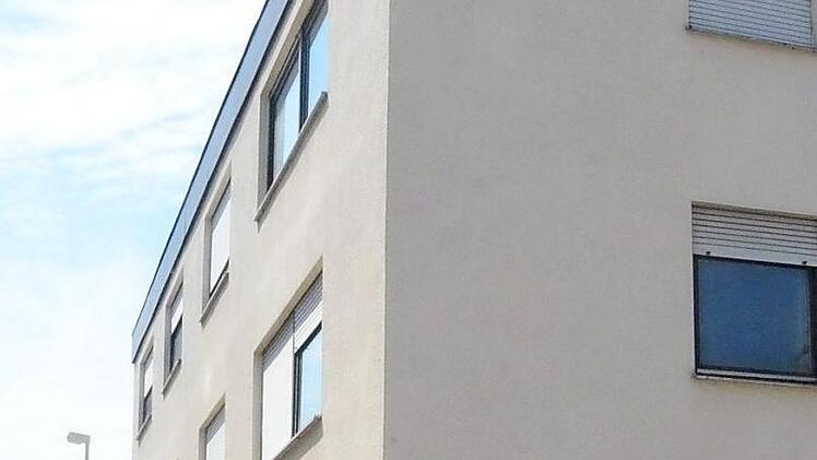 Dieses Gebäude an der Kaiser-Karl-Straße in Rothenkirchen wird abgerissen (v. l.): Kämmerer Heinrich Grebner, Bauamtsleiter Andreas Schorn, Bürgermeister Hans Pietz. Foto: K.-H. Hofmann