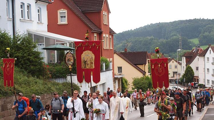 Die Lichtenfelser Pilger kehrten am Dienstagabend von ihrer Wallfahrt nach Gößweinstein zurück und wallten über die Langheimer Straße zur Innenstadt und zur Pfarrkirche.  Foto: Alfred Thieret