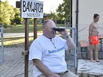 "Bademeister" Werner Dietz schaut ab und zu nach dem Rechten.Gerold Snater