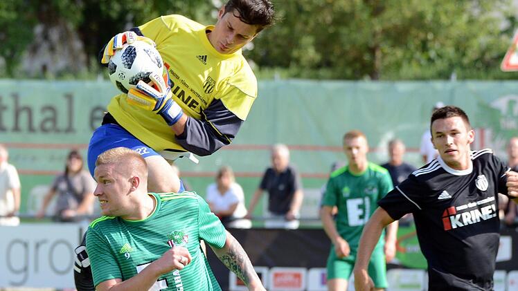 Obenauf - Torwart Markus Geier (hinten) hat den Sprung von der A-Klasse in die Bayernliga gemeistert. Die drei Niederlagen konnte er allerdings auch nicht verhindern.  Foto: Dirk Meier