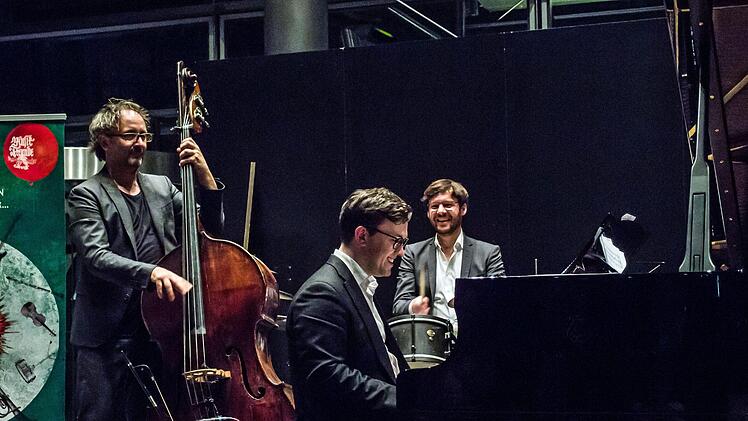Jazzabend bei den Musikfreunden: Mini Schulz, Frank Dupree und Obi Jenne (von links) gastierten im HUK-Foyer auf der Bertelsdorfer Höhe.Foto: Jochen Berger