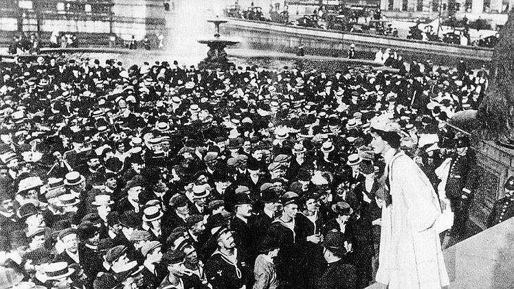Die undatierte Aufnahme zeigt Emmeline Pankhurst die sich in einer Rede auf dem Londoner Trafalgar Square (Gro&szlig;britannien) f&uuml;r das Frauenwahlrecht einsetzt.  Foto: dpa