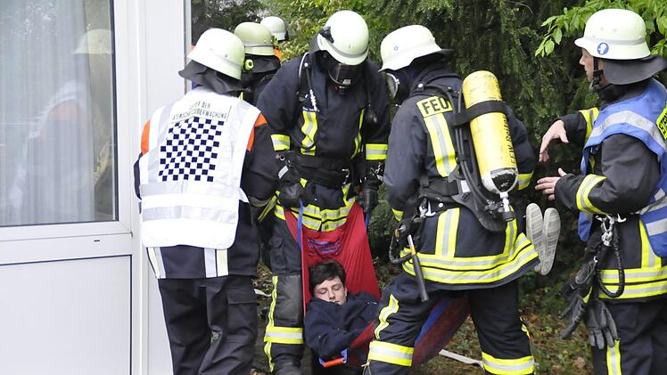 Verletzte Reha-Patienten müssen aus dem brennenden Speisesaal getragen werden. Foto: Peter Klopf