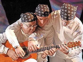 Wenn sechs Hände auf einer Gitarre spielen, handelt es sich um das Trio Balkan Strings.