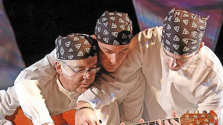 Wenn sechs Hände auf einer Gitarre spielen, handelt es sich um das Trio Balkan Strings.