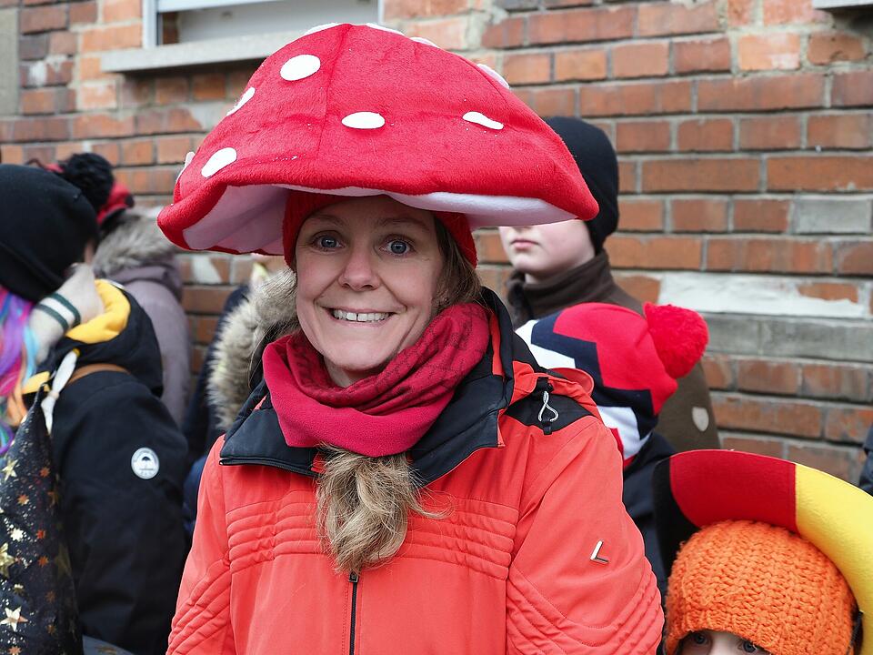 Tausende Besucher beim traditionellen Maskenumzug