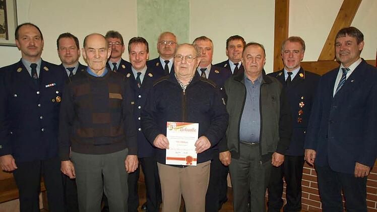 Sie sind stolz auf ihre Auszeichnungen. Mit im Bild stellv. Landrat Gerhard Wunder, die Vertreter des Vereins, der Aktiven und der Kreisbrandinspektion. Von links Vorsitzender Wolfgang Welscher, Stefan Trebes (25), Berthold Löffler (60), Kommandant Günter Müller, Thomas Kräußling (25), KBI Hans-Ulrich Müller, Otto Beitzinger, Fred Gareis (25), KBM Hans Stumpf, Hermann Angles, KBR Joachim Ranzenberger und stellv. Landrat Gerhard Wunder. Foto: Susanne Deuerling