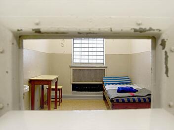 Blick in eine Zelle im Stasi-Gefängnis Berlin-HohenschönhausenFoto: Ruth Stoltenberg