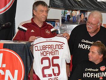 Fanbeauftragter Jürgen Bergmann (links) überreichte an die Clubfreunde Hofheim ein Jubiläumstrikot und zeichnete Gerhard Rectanus (rechts) mit der Ehrennadel in Gold des 1. FC Nünberg aus. Sitzend davor ist Zweiter Vorsitzender Georg Butterhof.  Foto: Gerhard Schmidt