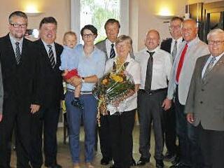 Groß war die Gratulantenschar beim 70. Geburtstag des Kulmbacher VdK-Kreisvorsitzenden Klaus Nenninger. Unser Blick zeigt Klaus Nenninger (Bildmitte) zusammen mit Ehefrau Vera im Kreis der Familie und Gäste. Foto: Klaus-Peter Wulf